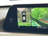 後方の映像に加え、車両を上から見た周囲の表示も確認できる画面です。駐車時や狭い場所での取り回しに役立ち、周囲の状況を確かめながら操作できます。