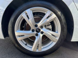 Audiは多様なホイールデザインを提供しており、スポークの形状やサイズ、仕上げ(ポリッシュド、マット、ブラックなど)によって選択肢が豊富です。