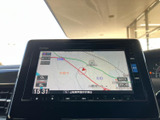 画面上に周辺の道路や地名が表示され、目的地までのルート確認に活用できます。地図を見ながら行き先を把握しやすく、慣れない場所へのお出かけも心強い装備です。