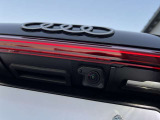 ●バックカメラ『駐車や後方の視界をサポートするための重要な機能です。多くのモデルに標準装備またはオプションとして搭載、リアバンパーに取り付けられたカメラが後方の映像を車内のディスプレイに表示します』
