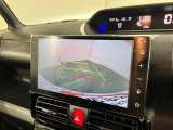 バックカメラ付きで後方確認がしやすく、駐車も安心の一台です。