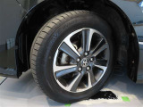 トヨタ純正アルミホイール。タイヤサイズは、205/60R16です。