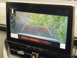 後方の映像に加えてガイド線も表示され、駐車時に車両と周囲の位置関係を確認しやすい画面です。目視確認と併用することで、バック操作を落ち着いて行えます。