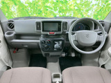 運転席から前方を見渡しやすい大きなガラスエリアと、すっきりまとまった運転席まわりが印象的です。明るい色調の室内で、毎日の乗り降りも気持ちよくお使いいただけます。