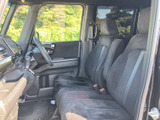 前席は左右にゆとりを持たせた配置で、座面や背もたれの形状が体を受け止めます。窓から光が入り、周囲を見渡しやすい室内は、運転席と助手席のどちらでも落ち着いて過ごせる空間です。