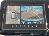 後方の映像に加えて車両周辺の様子も画面で確認でき、駐車時の安全確認をサポートします。ガイドラインが表示されるため、後退時に障害物との距離や進む方向を把握しやすく便利です。