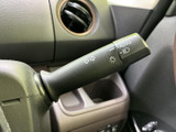 レバーには各種の表示が記されており、手元で確認しやすい配置です。運転席から自然に手を伸ばせる位置にあり、日々の運転で使用するスイッチ類をまとめて確認できます。