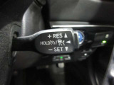 レーダークルーズコントロールです。前走行車のスピードに合わせ車間を自動的に維持します。(全車速追従機能付