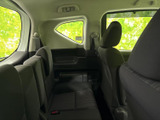 3列目にもシートが備わり、乗車人数に合わせて活用できる室内空間です。サイドウインドウから明るさが入り、周囲を見渡しやすい配置で、後席に座る方にも落ち着いて過ごしていただけます。