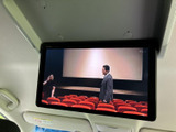 後席上部にモニターを備え、同乗者が映像を楽しめる車内空間です。座ったまま画面を確認しやすい位置にあり、停車中の待ち時間や休憩時にも活用いただけます。