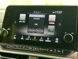 大画面のメニューからナビやオーディオなどの項目を選べ、必要な機能を見つけやすい構成です。タッチ操作とボタン・ダイヤルを備え、用途に合わせて使い分けられます。