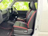 シンプルで機能的なドライバーシート。操作しやすい配置で、快適な運転をサポートします。視界も広く、運転しやすいでしょう。