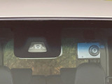 【スマートアシスト】走行中に前方の車両等を認識し、衝突しそうな時は警報とブレーキで衝突回避と被害軽減をアシスト。より安全にドライブをお楽しみいただけます。