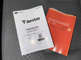 メンテナンスノート、取扱説明書です。 その車の整備記録が事細やかに記録されています。 車が生まれてから今までどのような道を歩んできたのか判るとても重要な物ですよ。