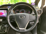 握りやすいステアリングは、運転操作をスムーズに。オーディオやハンズフリー通話など、便利な機能も操作可能です。
