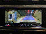 全周囲カメラで車庫入れをサポート。周囲と車体の位置関係を把握しやすく、駐車時の確認に役立ちます。