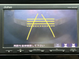 後方の映像にガイドラインが表示されるため、駐車時に車両の向きや距離感を確認する目安として活用できます。周囲を目視で確かめながら、バック操作を行う際に役立ちます。