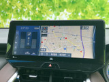 画面には地図と現在地が表示され、目的地までのルート確認に役立ちます。エアコン関連の表示も同じ画面上で確認でき、日常の移動中に必要な情報をまとめて把握しやすい構成です。