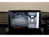 【全方位カメラ】 車の前後左右に取り付けられたカメラで、視線やバックモニターでは死角となる前方や真横も確認できます。狭い駐車スペースもスムーズに駐車できます。