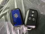 スマートキーをポケットやバッグに携帯していれば、キーを取り出すことなくドアハンドルを握り解錠、ドアハンドルのセンサーに触れるだけで施錠できます。