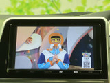 テレビ番組を画面で視聴できる装備を備えています。停車中の待ち時間などに映像を楽しめるため、車内で過ごす時間にも活用できます。視聴は安全に配慮してご利用ください。
