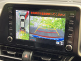 後方の映像に加えて車両周辺を上から確認する表示もあり、駐車時の周囲確認をサポートします。画面上のガイド線を目安にできるため、駐車場での切り返しや後退時にも役立つ装備です。