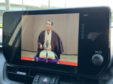 テレビ番組を画面に表示でき、停車中のひと休みや待ち時間に映像を楽しめます。見やすい大きさのディスプレイで、日常の移動先で停車して過ごす時間にも活用いただけます。