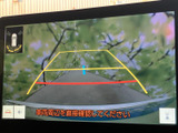 車両後方の映像に加えてガイド線と周辺の接近表示があり、駐車時の後方確認をサポートします。画面で距離感を把握しやすく、切り返しの際にも活用できます。