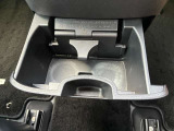 運転席の手の届く場所には引き出し式のドリンクホルダーがございます(^^) ドライブ中の水分補給もバッチリです♪