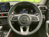 握りやすいステアリングは、運転の楽しさを高めます。操作性にも優れており、スムーズなハンドリングを実現します。心地よいドライビング体験をお約束します。