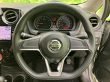 握りやすい形状で手になじみやすく、運転席からメーターやナビ画面も見渡しやすい配置です。中央のホーン部を含め、毎日の運転で自然に使えるまとまりがあります。