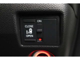 助手席側電動スライドドアはドアの直接操作以外にも運転席からのスイッチ操作やリモコン操作でも開閉が可能!狭い駐車場などでもドアの開閉が楽々・安心ですね!