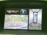 後方確認モニターは、駐車時の安全性を高め、狭い場所での取り回しをサポートします。