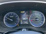 速度や各種車両情報をメーター中央の表示で確認でき、必要な情報を運転席から把握しやすい構成です。表示がまとまっているため、出発前や走行中の確認にも役立つ装備です。