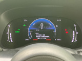 速度や各種車両情報が中央の画面にまとまり、運転中に必要な表示を確認しやすい設計です。左右の表示も含め、ひと目で状態を把握しやすく日常の運転を支えます。