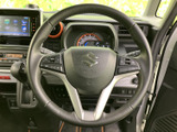 ステアリング周辺に各種スイッチがまとまり、運転中も手元で確認しやすい配置です。視線移動を抑えながら必要な操作に移りやすく、日々の運転をサポートします。