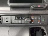 【オートエアコン】一度お好みの温度に設定すれば、車内の温度を検知し風量や温度を自動で調整。暑い&hellip;寒い&hellip;と何度もスイッチ操作をする必要はありません。快適な車内空間には必須の機能ですね♪