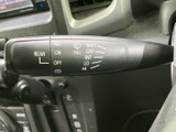 操作位置が文字やマークで示されており、機能を見分けやすいレバーです。雨天時や後方の視界を整えたい場面でも、必要な操作を手元で行えます。