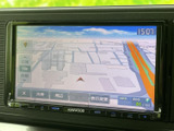 現在地周辺の道路や地図情報が画面に表示され、目的地までのルート確認に便利です。周辺や縮尺の表示も選べるため、初めて訪れる場所へのお出かけでも道順を把握しやすくなります。