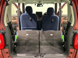 後席シートの背もたれを倒すと広大な荷室空間が実現できます