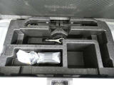 パンク修理剤とエアーポンプのセットです。スペアタイヤは装備していませんが空いたスペースを小物入れとして使用できます