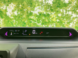 速度やシフト位置などの情報が前方のディスプレイにまとまり、運転中も必要な表示を確認しやすい配置です。車両の状態を把握する際に役立ちます。
