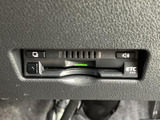 方向指示やライト類に関する表示がレバー上にまとめられ、運転席から位置を確認しやすい配置です。必要な操作を手元で行えるため、日常の運転を支えてくれます。