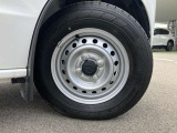 145/80R12のタイヤサイズはメーカーがフレアにとって乗り心地や走行性能を考えてピッタリに設定されたサイズです。