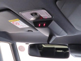 前席のシートベルト未装着時に天井の表示ランプが点灯します。運転席から助手席の装着状態を確認しやすく、夜間でも視界に入りやすいための安全装備です。