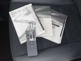 メンテナンスノート、取扱説明書です。 その車の整備記録が事細やかに記録されています。 車が生まれてから今までどのような道を歩んできたのか判るとても重要な物ですよ。