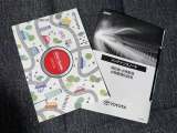 メンテナンスノート、取扱説明書です。 その車の整備記録が事細やかに記録されています。 車が生まれてから今までどのような道を歩んできたのか判るとても重要な物ですよ。