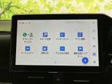 画面にメニューが並び、必要な項目を選びやすい構成です。オペレーターサービスやアプリ連携など複数の項目が表示され、日常の移動を便利にサポートしてくれます。