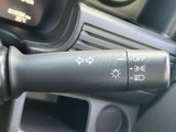 レバーに表示があり、操作内容を目で確認しやすい設計です。運転中に手元で扱いやすい位置に備わり、方向指示やライト操作など、日常の運転を支える装備です。