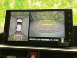 後方の映像に加えて車両周囲を上から見た表示もあり、駐車時に周囲の位置関係を確認しやすい構成です。ガイド表示も備わり、車庫入れや切り返しの際に役立ちます。
